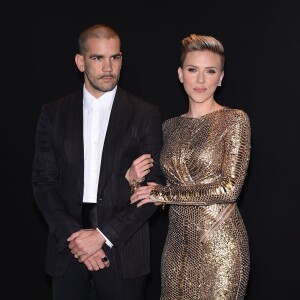 Scarlett Johansson et son mari Romain Dauriac au défilé Tom Ford Automne/Hiver pour femme à Los Angeles, le 20 février 2015.