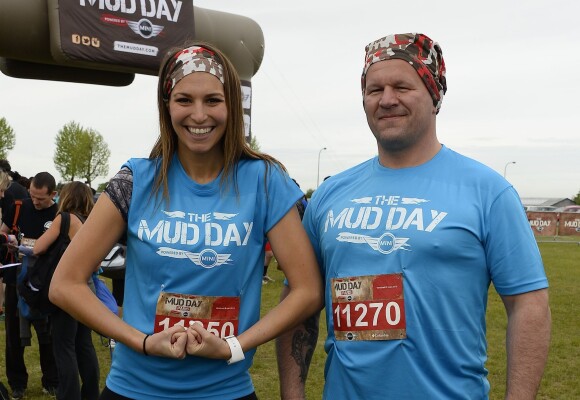 Laury Thilleman et Christian Califano - Départ de la course "The Mud Day Paris" à Beynes le 8 mai 2015.