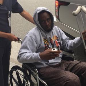 P.Diddy après son opération au genou - juillet 2015