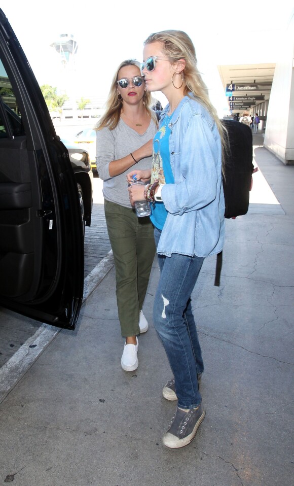 Reese Witherspoon et sa fille Ava Philippe : Mère et fille sont inséparables. Ici, à l'aéroport LAX de Los Angeles le 25 juillet 2015