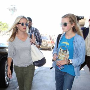 Reese Witherspoon et sa fille Ava Philippe : de véritables soeurs jumelles à l'aéroport LAX de Los Angeles le 25 juillet 2015