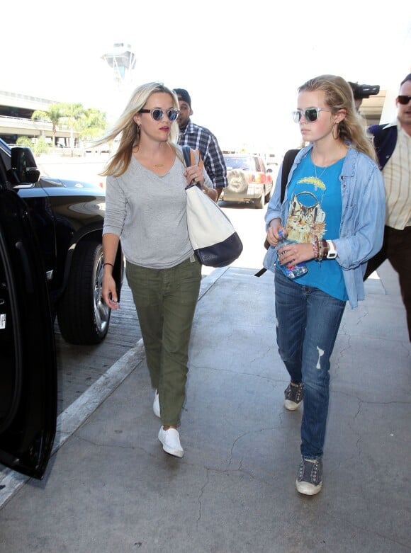 Reese Witherspoon et sa fille Ava Philippe : de véritables soeurs jumelles à l'aéroport LAX de Los Angeles le 25 juillet 2015