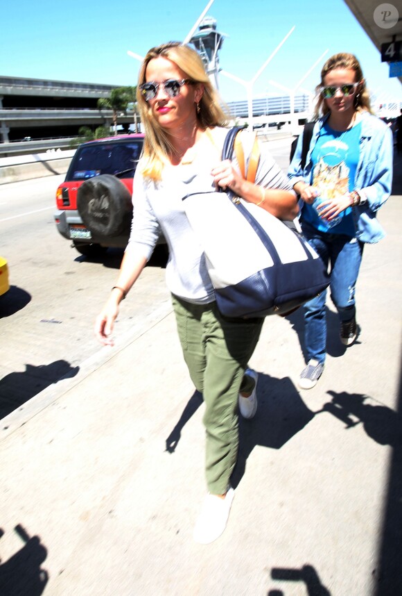 Reese Witherspoon et sa fille Ava Philippe : parfaits sosies à l'aéroport LAX de Los Angeles le 25 juillet 2015