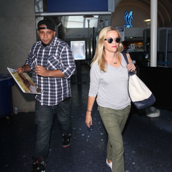 Reese Witherspoon et sa fille Ava Philippe à l'aéroport LAX de Los Angeles le 25 juillet 2015