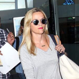 L'actrice Reese Witherspoon et sa fille Ava Philippe à l'aéroport LAX de Los Angeles le 25 juillet 2015