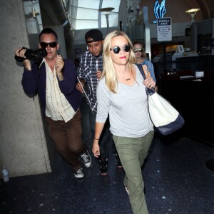 Reese Witherspoon et sa fille Ava Philippe à l'aéroport LAX de Los Angeles le 25 juillet 2015