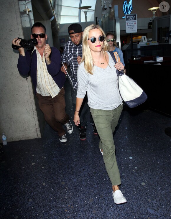 Reese Witherspoon et sa fille Ava Philippe à l'aéroport LAX de Los Angeles le 25 juillet 2015