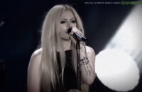 Avril Lavigne chante "Fly" et fait son retour sur scène après sa maladie le 25 juillet 2015 à Los Angeles.