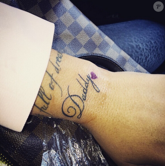 Aurélie Van Daelen a fait faire un tatouage en hommage à son père décédé en août 2015.