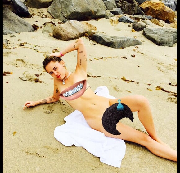 Miley Cyrus complètement nue à la plage / juillet 2015