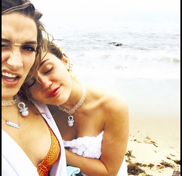 Miley Cyrus à la plage avec sa meilleure amie Katye Weaver / juillet 2015