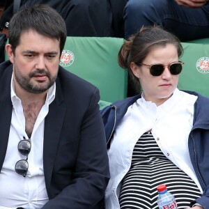 Jean-François Piège et sa femme Elodie (enceinte) - People dans les tribunes lors du tournoi de tennis de Roland-Garros à Paris, le 28 mai 2015.