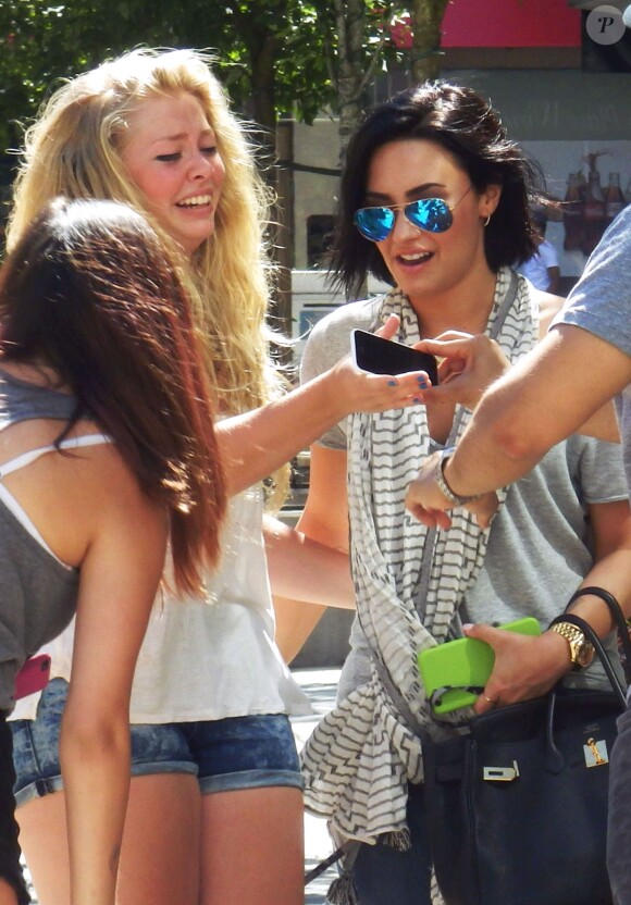 La chanteuse Demi Lovato pose avec des fans à Vancouver le 19 juillet 2015.