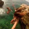 Laury Thilleman ose le grand plongeon en vacances au Liban où elle fête ce 30 juillet son 24e anniversaire. Juillet 2015.