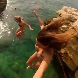 Laury Thilleman ose le grand plongeon en vacances au Liban où elle fête ce 30 juillet son 24e anniversaire. Juillet 2015.