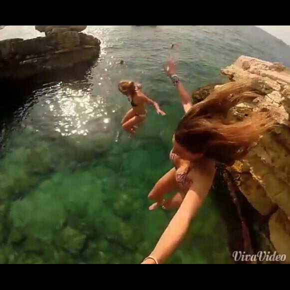 Laury Thilleman ose le grand plongeon en vacances au Liban où elle fête ce 30 juillet son 24e anniversaire. Juillet 2015.