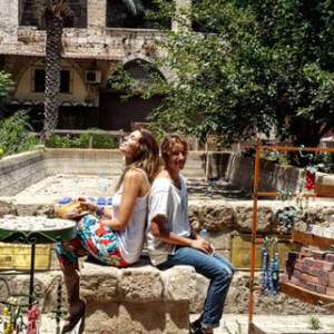 Laury Thilleman et une amie en vacances au Liban où la miss fête ce 30 juillet son 24e anniversaire. Juillet 2015.