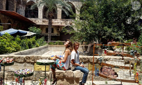 Laury Thilleman et une amie en vacances au Liban où la miss fête ce 30 juillet son 24e anniversaire. Juillet 2015.