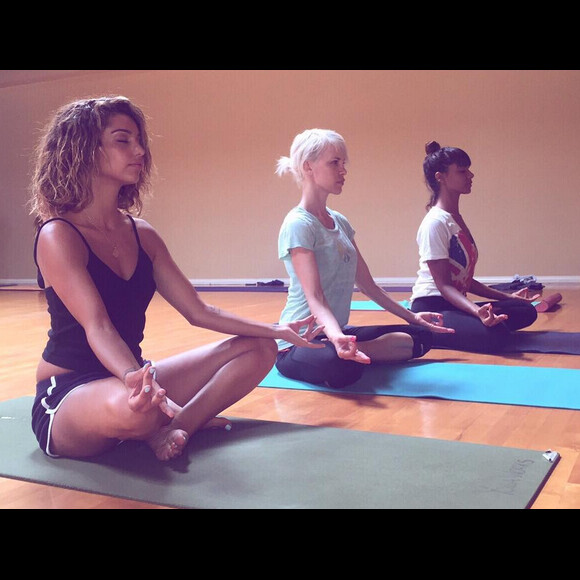 Tal, Shy'm et Aria Crescendo s'éclatent à Los Angeles : séance de yoga pour les copines !