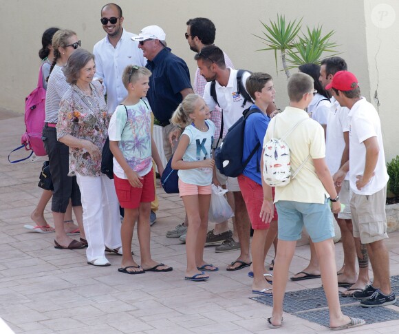 La reine Sofia d'Espagne a emmené, avec sa fille l'infante Elena, ses petits-enfants à l'école de voile Calanova au Port Olimpic de Palma de Majorque le 29 juillet 2015. Les quatre enfants de l'infante Cristina étaient là, Juan Valentin (15 ans), Pablo (14 ans), Miguel (12 ans) et Irene (10) ans, ainsi que les deux enfants d'Elena, Felipe (16 ans) et Victoria (14 ans).