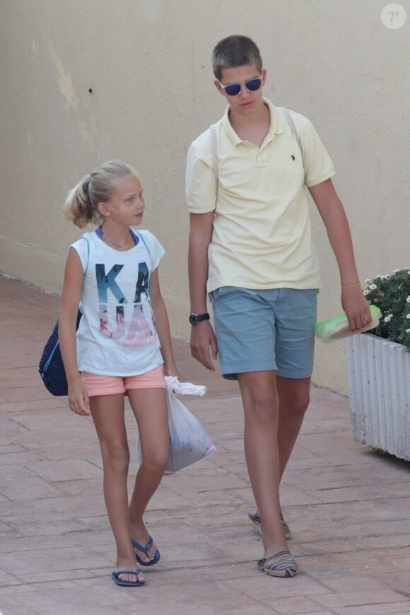 Irene et Juan Valentin Urdangarin, deux des quatre enfants de l'infante Cristina d'Espagne, à l'école de voile Calanova à Palma de Majorque le 29 juillet 2015.
