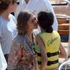 La reine Sofia d'Espagne embrasse sa petite-fille Victoria lors de son cours à l'école de voile Calanova à Palma de Majorque le 29 juillet 2015.
