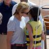 L'infante Elena d'Espagne embrasse sa fille Victoria lors de son cours à l'école de voile Calanova à Palma de Majorque le 29 juillet 2015.