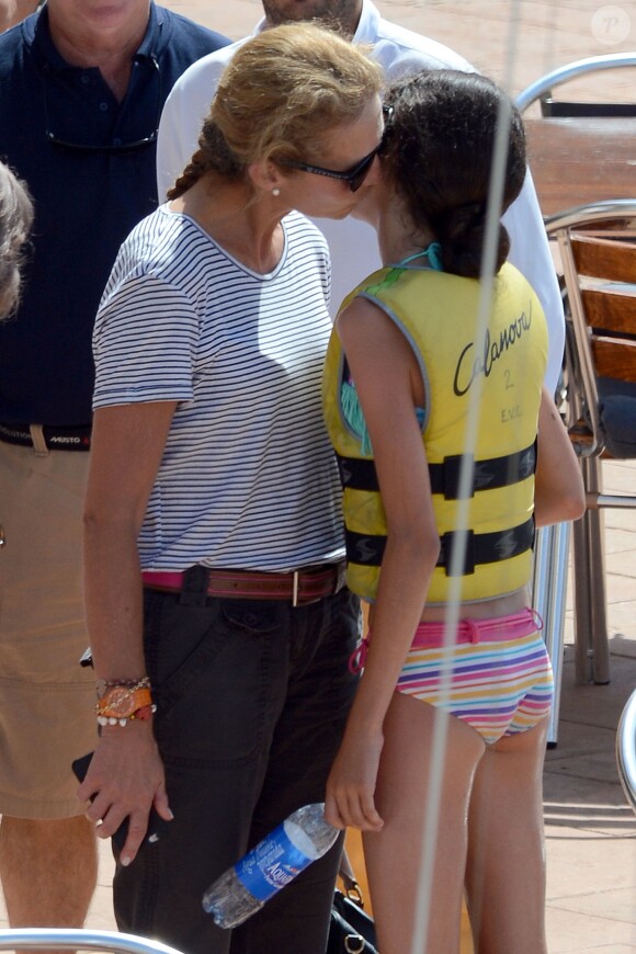 L'infante Elena d'Espagne embrasse sa fille Victoria lors de son cours à l'école de voile Calanova à Palma de Majorque le 29 juillet 2015.