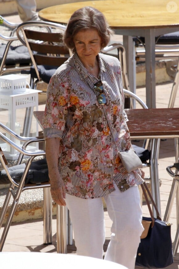 La reine Sofia d'Espagne à l'école de voile Calanova à Palma de Majorque le 29 juillet 2015.