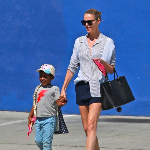 Exclusif - Charlize Theron fait le clown devant son fils Jackson dans un petit restaurant Mexicain à Silverlake, le 10 juillet 2015