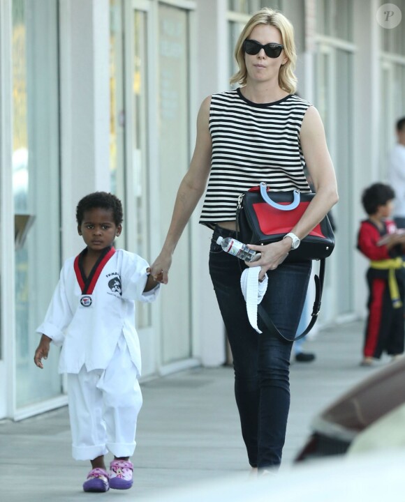 Charlize Theron emmène son fils Jackson à son cours de karaté à Los Angeles, Le 16 mars 2015