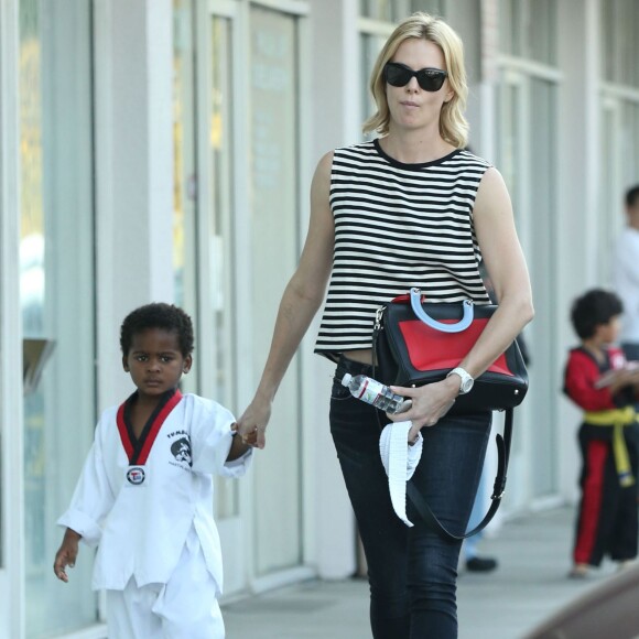 Charlize Theron emmène son fils Jackson à son cours de karaté à Los Angeles, Le 16 mars 2015