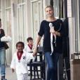  Exclusif - Charlize Theron va chercher son fils Jackson &agrave; son cours de karat&eacute; &agrave; Los Angeles, le 23 f&eacute;vrier 2015. 