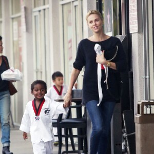 Exclusif - Charlize Theron va chercher son fils Jackson à son cours de karaté à Los Angeles, le 23 février 2015.