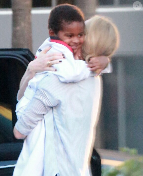 Exclusif - Charlize Theron va chercher son fils Jackson à son cours de karaté à Los Angeles, le 9 février 2015. 