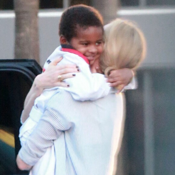 Exclusif - Charlize Theron va chercher son fils Jackson à son cours de karaté à Los Angeles, le 9 février 2015. 