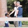 Charlize Theron, son fils Jackson et son compagnon Sean Penn s'amusent dans un parc à Studio City le 8 février 2015. 
