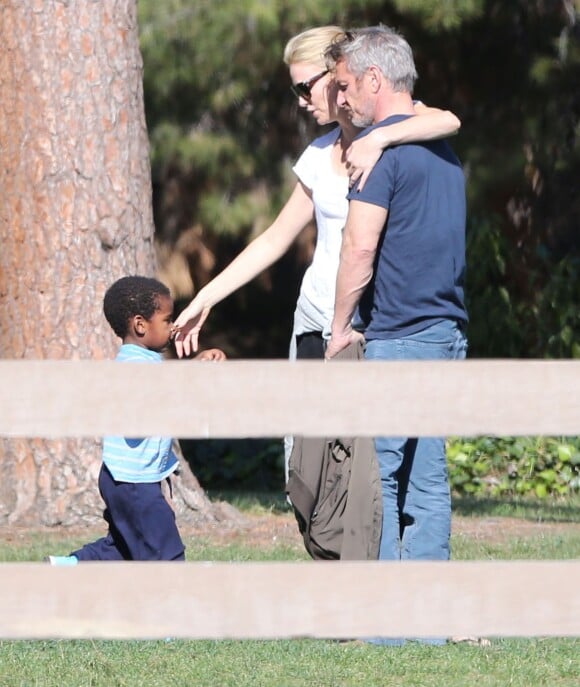 Charlize Theron, son fils Jackson et son compagnon Sean Penn s'amusent dans un parc à Studio City le 8 février 2015. 