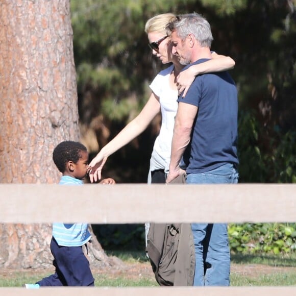 Charlize Theron, son fils Jackson et son compagnon Sean Penn s'amusent dans un parc à Studio City le 8 février 2015. 