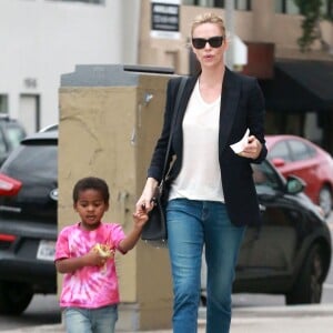 Exclusif - Charlize Theron emmène son fils Jackson à son cours de karaté après le déjeuner, à Los Angeles, le 26 janvier 2015. Sean Penn a entamé des démarches d'adoption pour Jackson, le fils de sa fiancée 