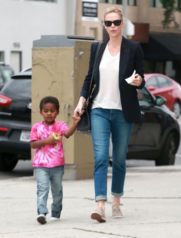 Exclusif - Charlize Theron emmène son fils Jackson à son cours de karaté après le déjeuner, à Los Angeles, le 26 janvier 2015. Sean Penn a entamé des démarches d'adoption pour Jackson, le fils de sa fiancée 