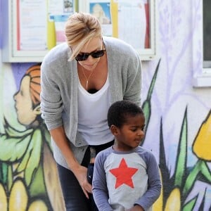 Exclusif - Charlize Theron se promène avec son fils Jackson dans les rues de Los Angeles, le 17 novembre 2014