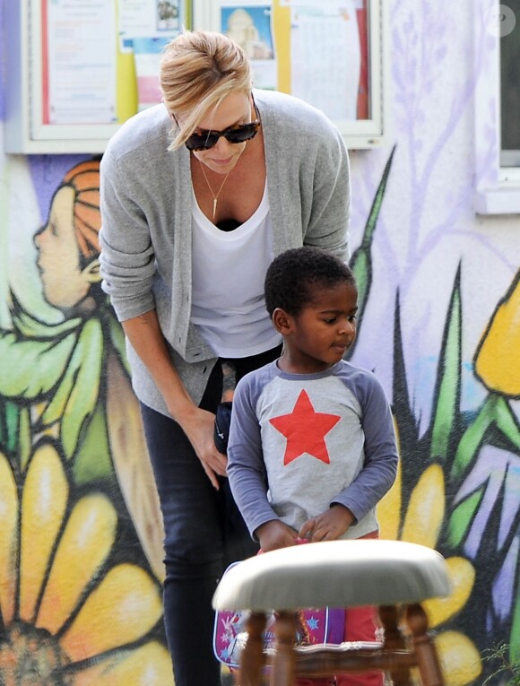 Exclusif - Charlize Theron se promène avec son fils Jackson dans les rues de Los Angeles, le 17 novembre 2014