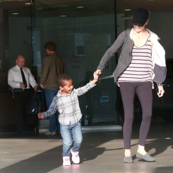 Charlize Theron, son fils Jackson et son petit-ami Sean Penn font du shopping à Los Angeles, le 15 novembre 2014. 