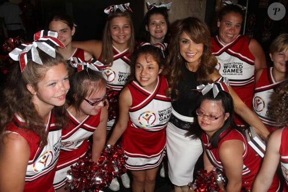 Paula Abdul entourée de danseuses à la soirée "Special Olympics Dance Challenge" au centre Wallis Annenberg à Beverly Hills, le 31 juillet 2015