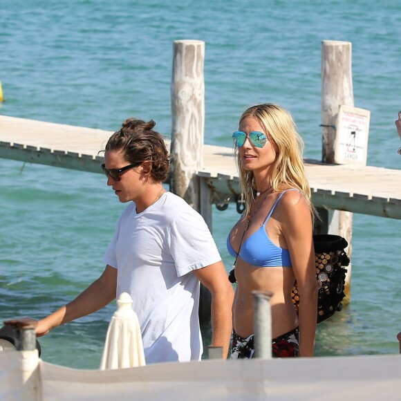 Heidi Klum et Vito Schnabel regagnent leur bateau en canoë pneumatique aprés avoir déjeuner au Club 55 à Saint-Tropez, le 22 Juillet 2015.