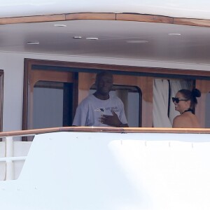 Semi-Exclusif - Seal et sa nouvelle compagne Erica Packer sur un yacht avec des amis lors de leurs vacances à Ibiza, le 4 août 2015