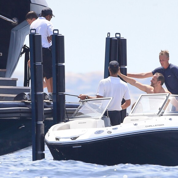 Semi-Exclusif - Seal et sa nouvelle compagne Erica Packer sur un yacht avec des amis lors de leurs vacances à Ibiza, le 4 août 2015
