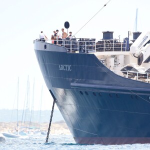 Semi-Exclusif - Seal et sa nouvelle compagne Erica Packer sur un yacht avec des amis lors de leurs vacances à Ibiza, le 4 août 2015