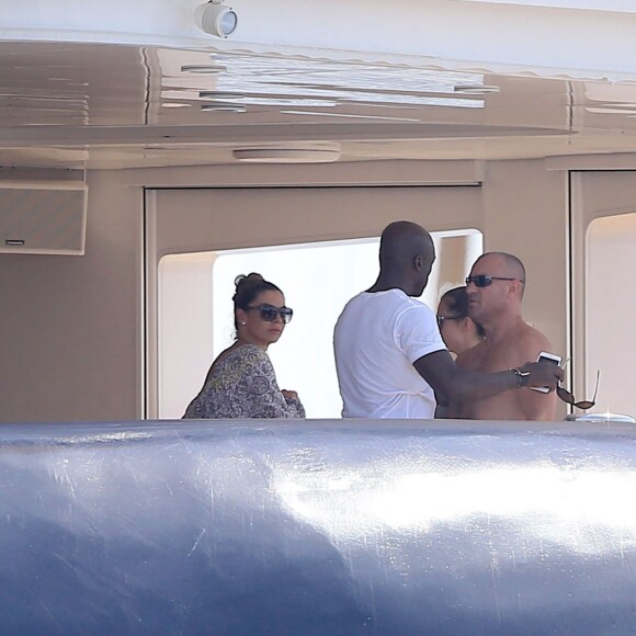 Semi-Exclusif - Seal et sa nouvelle compagne Erica Packer sur un yacht avec des amis lors de leurs vacances à Ibiza, le 4 août 2015